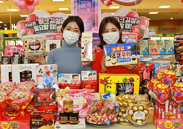 2일 서울시 중구 롯데마트 서울역점에서 모델들이 발렌타인데이 행사를 홍보하고 있다. (사진=롯데마트)