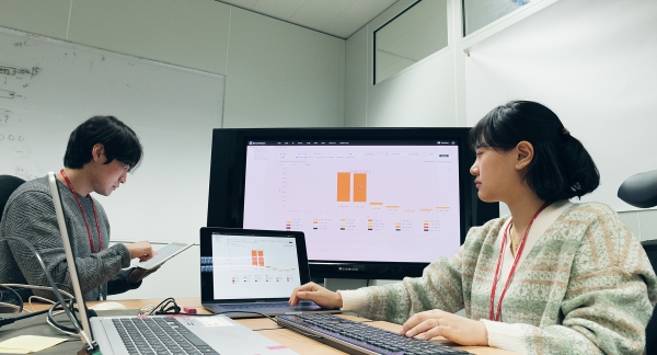 SK㈜ C&C 구성원이 아이팩토리 스마트 비전을 사용해 데이터를 분석하고 있는 모습. (사진=SK㈜ C&C)