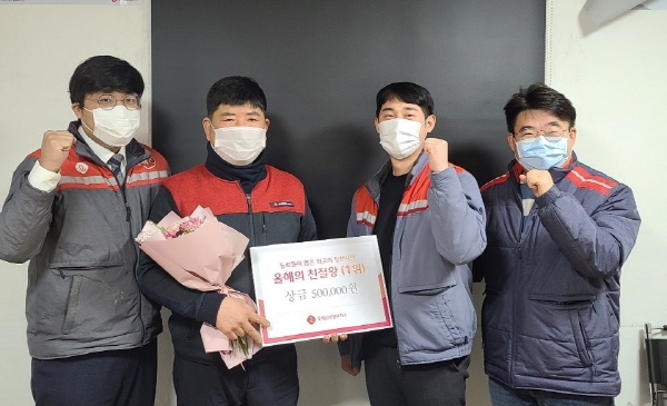 롯데글로벌로지스 관계자들이 지난해 '올해의 친절왕'으로 선정한 청량리 대리점의 박을재 택배기사(왼쪽에서 두 번째)와 함께 기념촬영을 하고 있다. (사진=롯데글로벌로지스)