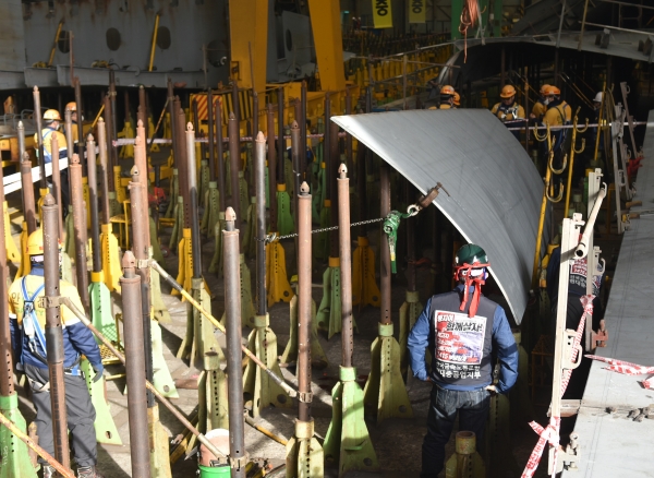 현대중공업 울산조선소에서 5일 이 회사 40대 근로자가 사고로 사망해 노사 관계자들이 현장을 확인하고 있다. (사진=연합뉴스)