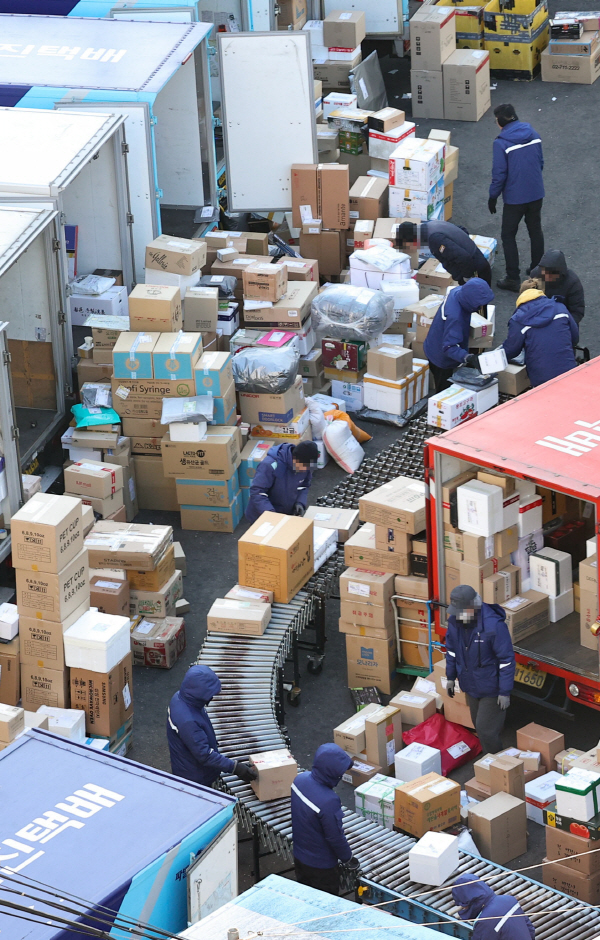 택배기사들이 물류작업을 하고 있다. (사진=연합뉴스)