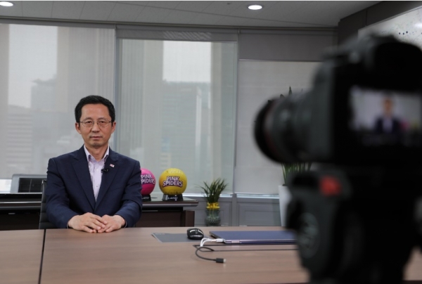 흥국생명은 박춘원 대표를 포함한 전 임원의 새해인사와 포부를 담은 영상을 공개하고 임직원 비대면 소통을 강화한다고 8일 밝혔다. 사진은 박춘원 흥국생명 대표이사(내정)의 영상 촬영 장면. (사진=흥국생명)
