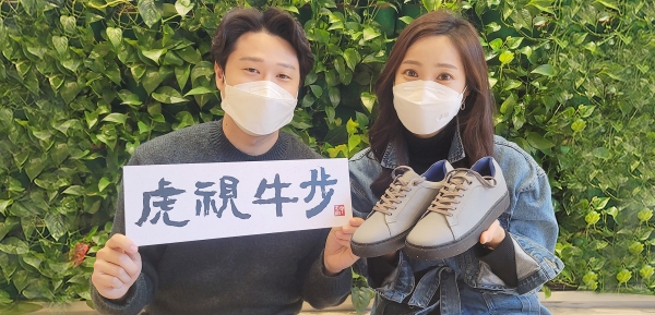 김준 SK이노베이션 총괄사장이 全 임원 대상으로 사회적기업에서 만든 신발을 전달했다. (사진=SK이노베이션)