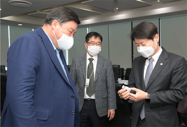8일 인천 연수구 셀트리온에서 김강립 식품의약품안전처장(오른쪽)이 서정진 셀트리온 회장(왼쪽)과 코로나19 항체치료제 '렉키로나주' 960㎎을 살펴보고 있다. (사진=식품의약품안전처) 