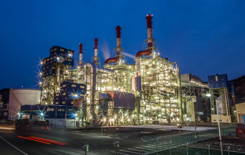 금호석유화학이 전국 12개 사업장 조명을 LED조명으로 교체한다. 사진은 최근 증설한 금호석유화학 여수제2에너지 야경. (사진=금호석유화학)