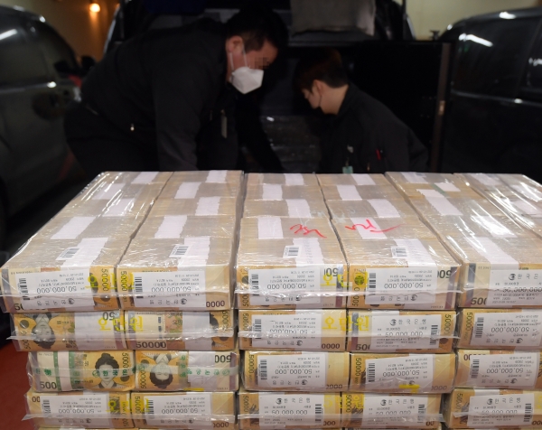 설 연휴를 일주일 앞둔 4일 서울 강남구 한국은행 강남본부에서 현금운송 관계자들이 시중은행에 공급될 설 자금 방출 작업을 하고 있다. (사진=연합뉴스)