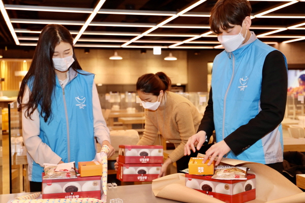 9일 서울 서초구 양재동 SPC그룹 사옥에서 임직원들이 취약계층 가정에 기부할 선물세트를 포장하고 있다. (사진=SPC그룹)