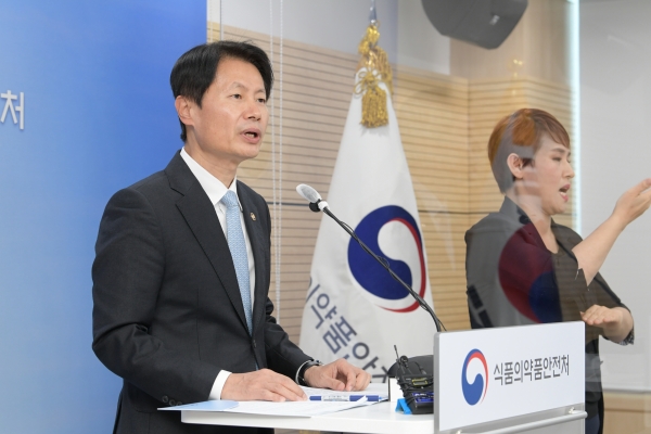 김강립 식품의약품안전처장이 10일 오후 충북 청주시 식약처 회의실에서 아스트라제네카 코로나19 백신을 허가 한다는 내용의 브리핑을 하고 있다. (사진=식품의약품안전처)