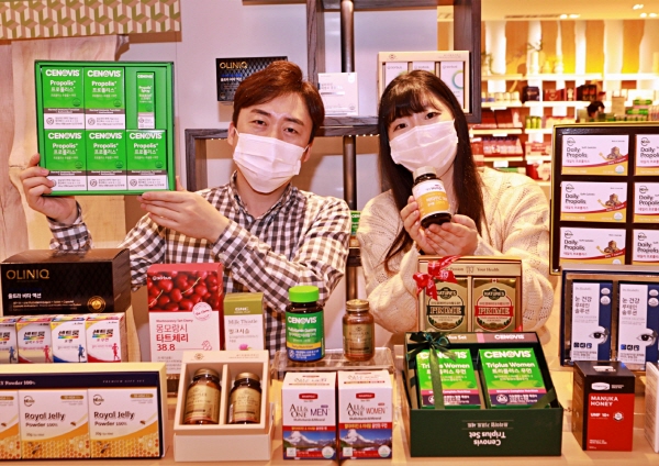 13일 서울시 중구 롯데백화점 본점 지하1층 건강코너에서 모델들이 건강기능식품을 홍보하고 있다. (사진=롯데백화점)