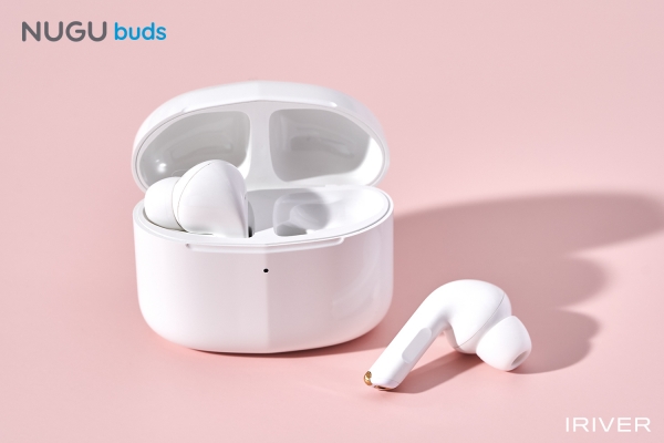 SK텔레콤은 드림어스컴퍼니의 아이리버 브랜드와 함께 'T전화x누구' 전용 무선 이어셋 '누구 버즈'를 출시했다고 15일 밝혔다. (사진=SK텔레콤)