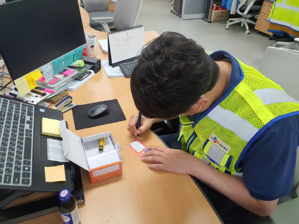 CJ대한통운 직원이 태양광 랜턴을 조립하고 있다. (사진=CJ대한통운)