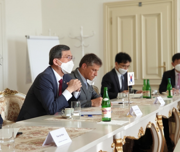 정재훈 한국수력원자력 사장이 체코 시작으로 2일 오전 체코 총리 공관에서 야로슬라브밀 원전특사를 만나 한-체코 간 신규 원전사업 관련 협력방안에 대해 논의했다. (사진=한국수력원자력)