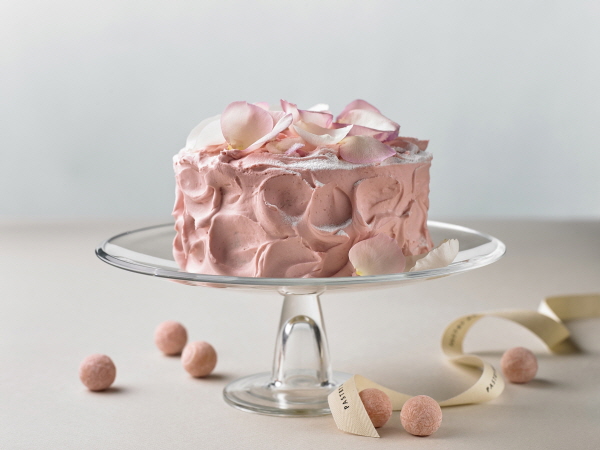 서울신라호텔에서 선보인 터치 오브 로즈 케이크. (사진=호텔신라)