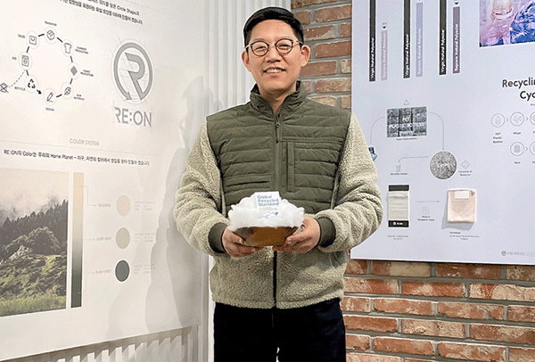 '고고 챌린지'에 동참한 임석원 태평양물산 사장이 서울 구로구 태평양물산 본사에서 친환경 재생 섬유 소재를 들어 보이고 있다. (사진=태평양물산)