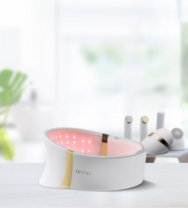LG 프라엘 더마 LED 넥케어는 연세의대 세브란스병원 피부과, 글로벌의학연구센터 등과 진행한 임상시험 결과 효능과 안전성을 모두 인정받았다. 사진은 LG 프라엘 더마 LED 넥케어 제품 이미지 (사진=LG전자)