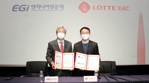 하석주 롯데건설 대표이사(오른쪽)와 김수보 엔지니어링공제조합 이사장이 서울 서초동 '르엘 갤러리'에서 협약을 체결하고 기념촬영을 하고 있다. (사진= 롯데건설)