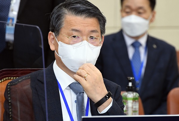 은성수 금융위원장이 17일이 국회 정무위원회 전체회의에 참석해 의원 질의를 듣고 있다. (사진=연합뉴스)