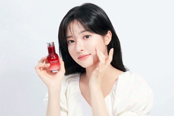 마몽드 모델 조수민의 '레드 에너지 리커버리 세럼' 화보. (사진=아모레퍼시픽) 