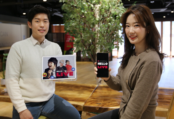 LG헬로비전 모델들이 18일과 25일에 진행되는 '헬로 라이브'를 홍보하는 모습. (사진=LG헬로비전)
