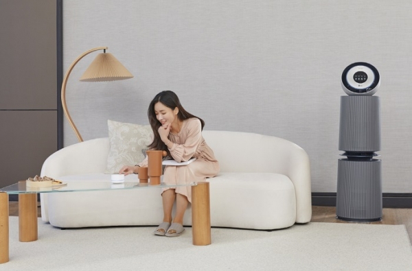 LG전자가 청정 성능과 고객 편의성을 대폭 강화한 ‘퓨리케어 360˚공기청정기 알파’를 이달 말에 출시한다. 모델이 LG 퓨리케어 360˚ 공기청정기 알파(사진 오른쪽)와 연동해 사용하는 인공지능 센서를 소개하고 있다. (사진=LG전자)