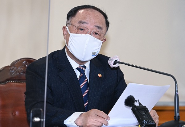 홍남기 경제부총리 겸 기획재정부 장관이 18일 서울 은행회관에서 열린 거시경제금융회의에서 발언하고 있다. (사진=연합뉴스)