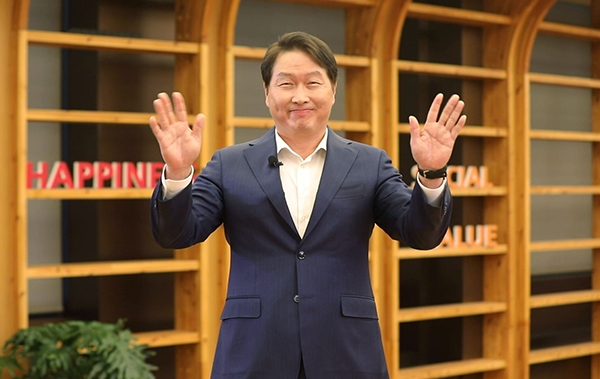 사회성과인센티브 어워드 주간을 맞아 최태원 SK회장이 사회적 가치 창출에 노력한 관계자들에게 화상으로 축하인사를 전하고 있다. (사진=SK그룹)