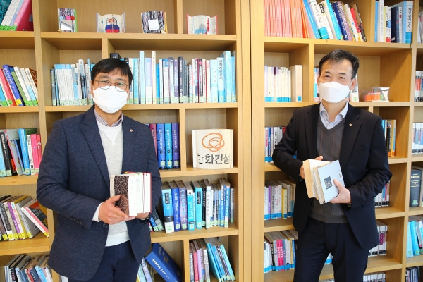 '포레나 도서기부 캠페인' 수상자들이 기념사진을 촬영하고 있다. (사진= 한화건설)