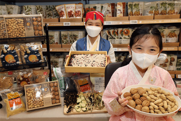 21일 오전 서울 성동구 이마트 성수점 농산매장에서 모델들이 정월대보름 할인 행사를 알리고 있다. (사진=이마트)  
