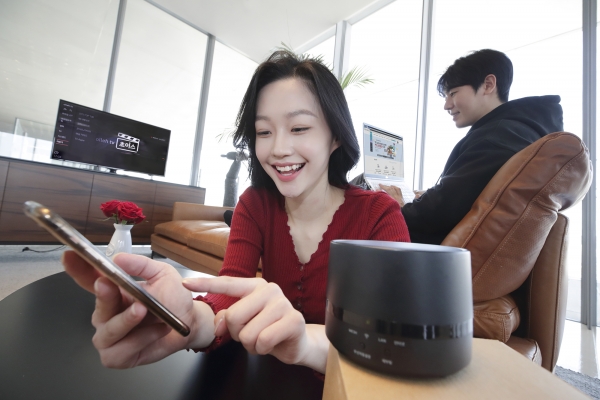 모델들이 KT의 기가 와이 인터넷 서비스를 소개하고 있다. (사진=KT)