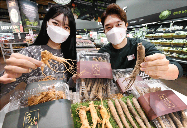 22일 서울 강서구 홈플러스 강서점에서 모델들이 수삼·더덕 할인행사를 알리고 있다. (사진=홈플러스)