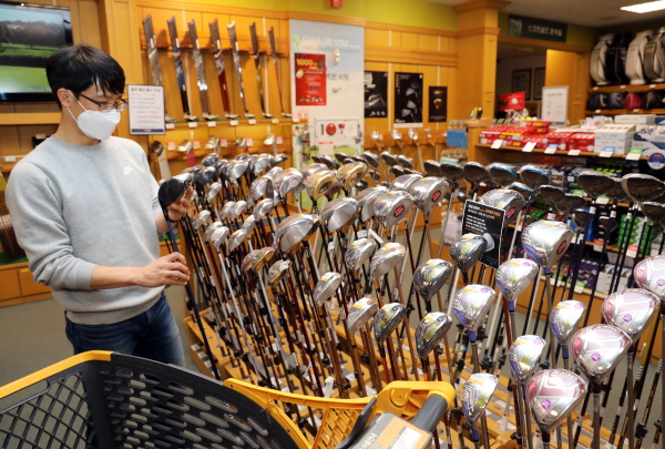 22일 서울 성동구 이마트 성수점 골프용품 매장에서 한 소비자가 골프용품을 살펴보고 있다. (사진=이마트)