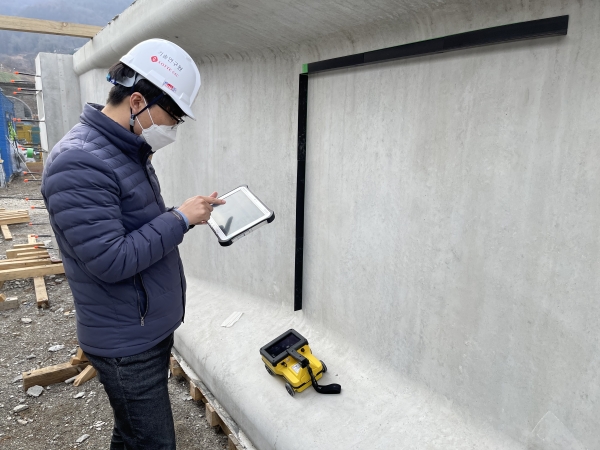 덕트 매설 위치 '지하탐사장치(GPR)' 탐사. (사진= 롯데건설)