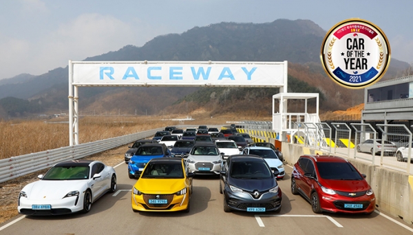2021 대한민국 올해의 차 1차 테스트 부분별 후보에 오른 30대의 차량들이 포천레이스웨이에 대열한 모습. (사진= 한국자동차전문기자협회 권진욱 기자)