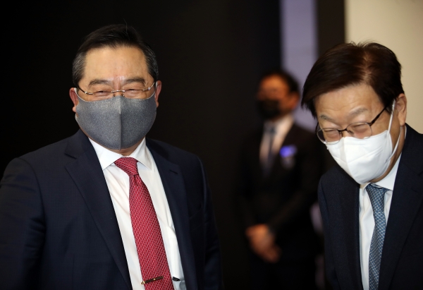 24일 오전 서울 강남구 코엑스에서 열린 한국무역협회 정기총회에서 제31대 회장에 선임된 구자열 LS그룹 회장(왼쪽)이 취재진의 질문을 받고 있다. (사진=연합뉴스)