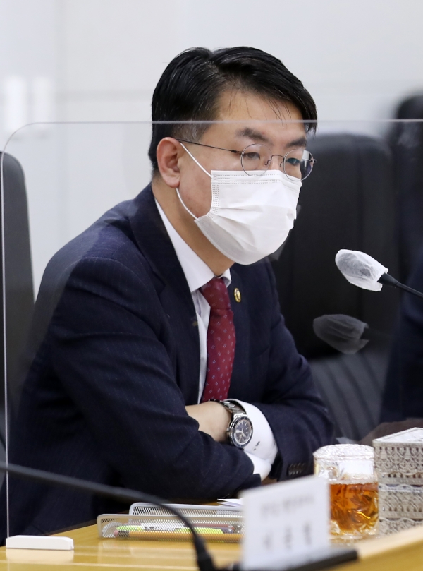 윤성원 국토교통부 1차관이 24일 오전 세종시 정부세종청사에서 열린 '주택공급 확대를 위한 신규 공공택지 추진계획' 브리핑에서 질문에 답하고 있다. (사진= 연합뉴스)