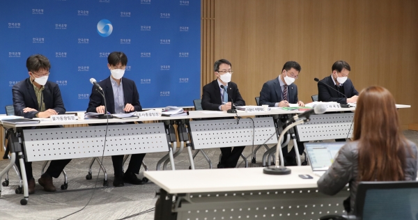 25일 오후 서울 중구 한국은행에서 열린 경제전망 설명회. (사진 왼쪽부터) 이정익 물가동향팀장, 최창호 조사총괄팀장, 이환석 부총재보, 김웅 조사국장, 임현준 물가연구팀장. (사진=한국은행)