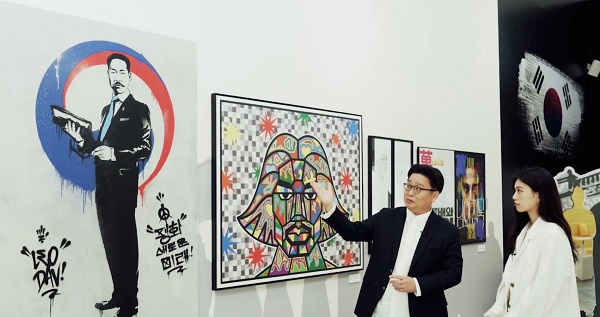 KB국민은행 '대한이 살았다' 캠페인 홍보대사로 위촉된 서경덕 성신여대 교수(왼쪽). (사진=KB국민은행)