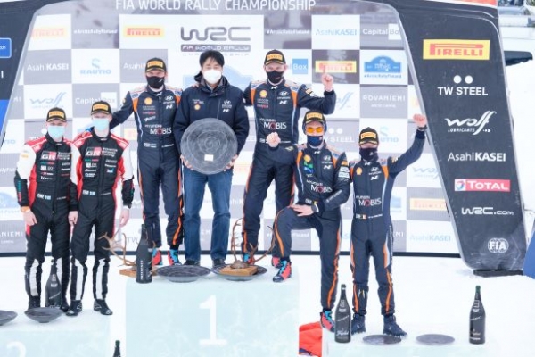 핀란드 북쪽지역에서 열린 ‘2021 월드랠리챔피언십’ 2차 대회에서 포디움에 오른 선수들의 모습. 사진 오른쪽부터 3위를 차지한 코드라이버 마틴 비데거(Martijn Wydaeghe), 드라이버 티에리 누빌(Thierry Neuville), 우승을 차지한 드라이버 오트 타낙(Ott Tänak), 현대자동차 모터스포츠법인장 노승욱 상무, 코드라이버 마틴 야베오야(Martin Järveoja), 2위를 차지한 드라이버 칼리 로반페라(Kalle Rovanperä), 코드라이버 요네 할투넨(Jonne Halttunen).   (사진= 현대자동차)
