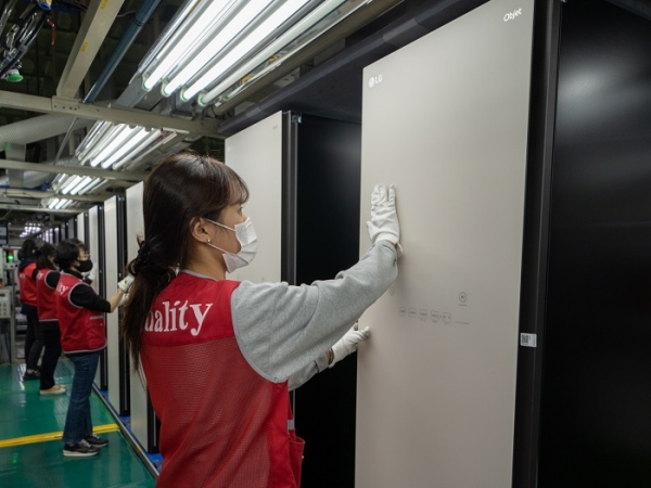 LG전자 의류관리기 대명사 '트롬 스타일러'의 국내 모델 누적 생산량이 지난 달 말 100만대를 돌파했다. LG전자 직원들이 2일 경남 창원사업장에서 공간 인테리어 가전 'LG 오브제컬렉션(LG Objet Collection) 스타일러'를 생산하고 있다. (사진=LG전자)