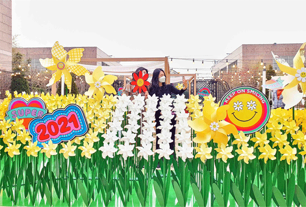 1일 서울 서초구 신세계백화점 강남점 11층에서(S)가든 '바람개비 꽃 정원'에서 여성들이 사진을 찍고 있다. (사진=신세계백화점) 