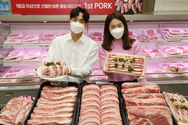 2일 서울 성동구 이마트 성수점에서 모델들이 삼겹살 데이 행사를 소개하고 있다. (사진=이마트)