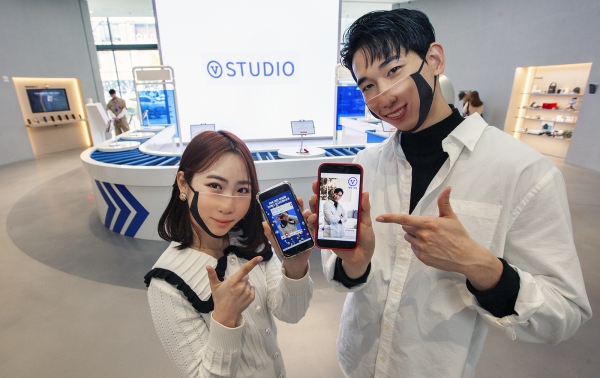 고객이 T팩토리에 마련된 V스튜디오에서 직접 V컬러링 UGC 영상을 촬영하는 모습. (사진=SK텔레콤)