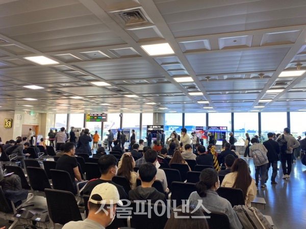 김해공항 국내선 탑승객들이 대기하고 있는 모습. (사진=주진희 기자)