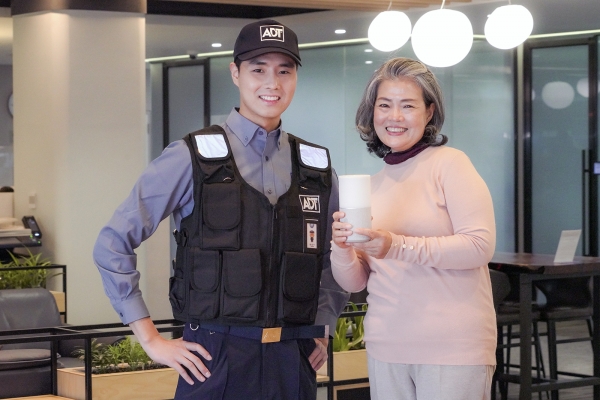 SK텔레콤은 ADT캡스와 협력해 시니어 고객의 긴급 요청에 24시간 대응하는 특화 서비스인 '누구 오팔 안심'을 출시했다고 4일 밝혔다. (사진=SK텔레콤)