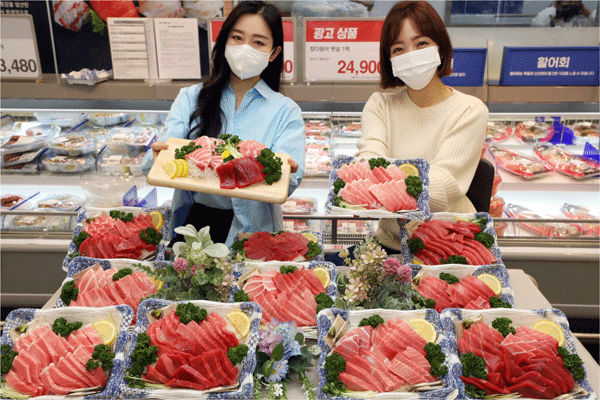 3일 서울 성동구 이마트 성수점에서 모델들이 참다랑어 할인행사를 알리고 있다. (사진=이마트) 