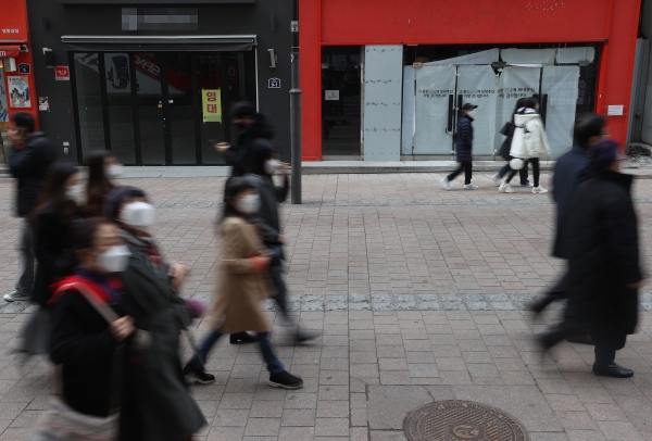 신종 코로나바이러스 감염증(코로나19) 장기화로 인한 경기침체가 이어지는 가운데 3일 서울 중구 명동거리의 상점에 임대 안내문이 붙어있다. (사진=연합뉴스)