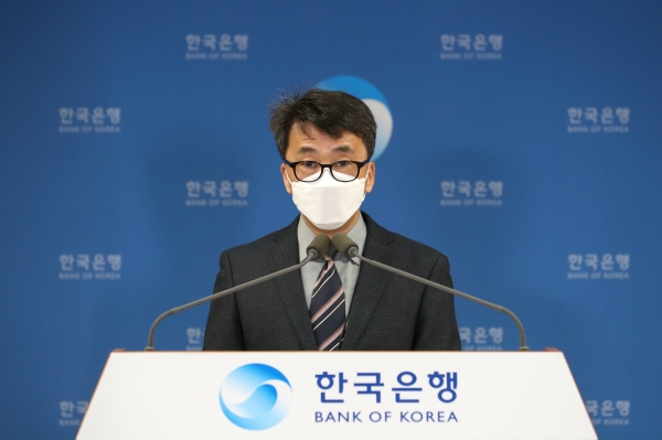 4일 신승철 한국은행 국민계정부장이 '2020년 4분기 및 연간 국민소득(잠정)' 설명회를 진행하고 있다. (사진=한국은행)