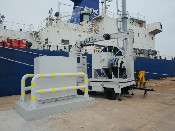 포스코 철강제품을 운송하는 광양리더호가 평택·당진항 부두에 정박해 육상전원공급설비로부터 전력을 공급받고 있다. (사진=평택지방해양수산청)