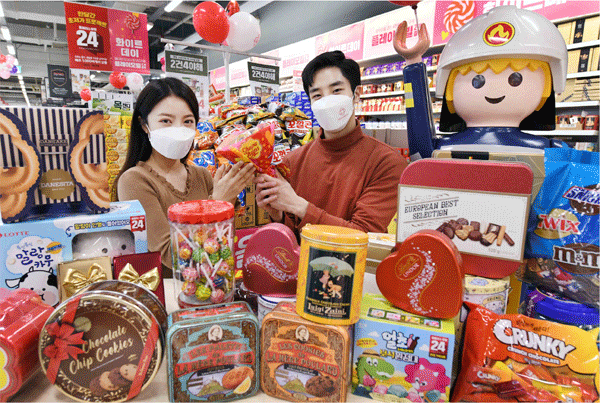 서울 등촌동 홈플러스 강서점에서 모델들이 화이트데이 기획전 상품을 소개하고 있다. (사진=홈플러스) 