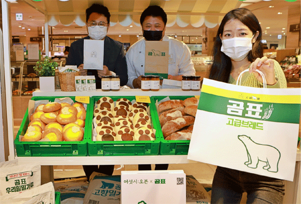 6일 서울 중구 소공동 롯데백화점 본점 지하 1층 여섯시오븐에서 윤문주 총괄셰프(왼쪽 둘째) 등이 대한제분의 밀가루 브랜드 '곰표'와 협업 상품을 소개하고 있다. (사진=롯데백화점) 